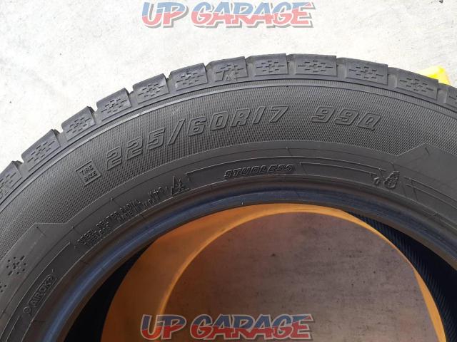 1 white container GOODYEAR
ICE
NAVI
7
225 / 60R17-07