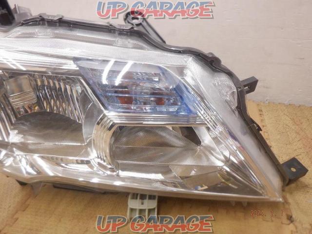 Genuine Nissan HID headlight only on the right side-05