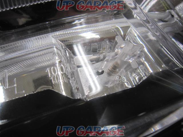 Toyota
Hiace
200 series
Type 3
Genuine halogen headlights
Right and left
X03327-03