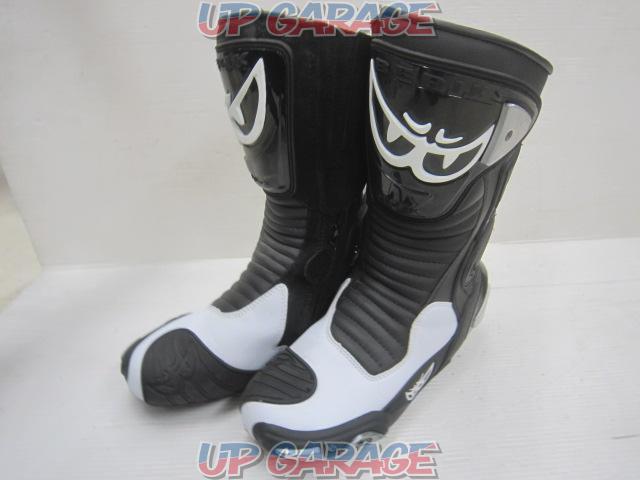 BERIK
Racing boots
X03428-02