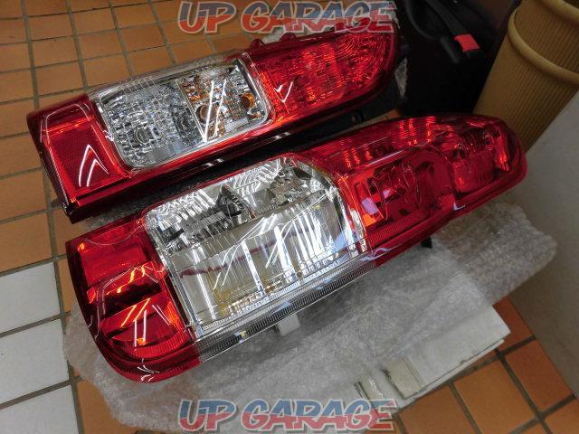 Toyota
Hiace 200
Late genuine tail lens
Right and left-02