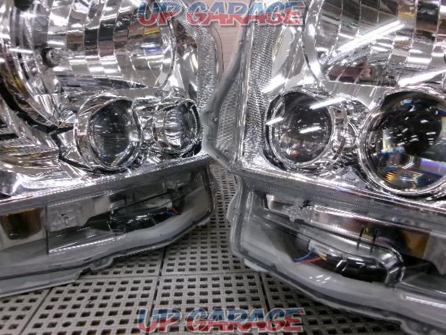 TOYOTA
Hiace 200 genuine
LED headlights
Right and left-02