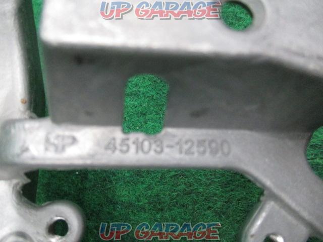 Unknown Manufacturer
Gun grip steering
Punching leather x black carbon
Number: 45103-12590-02