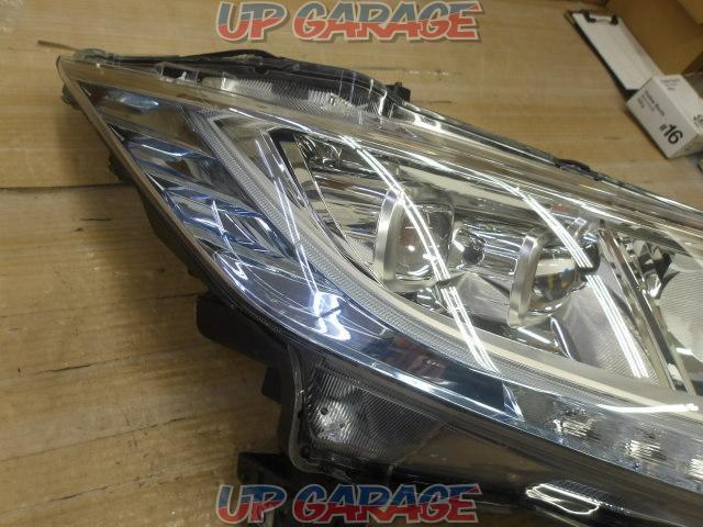 Genuine Honda headlight only on the right side-04
