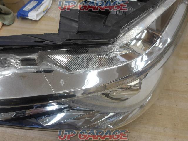 Genuine Honda headlight only on the right side-05