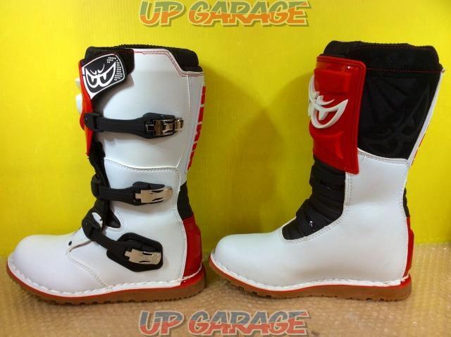BERIK
OFFROAD BOOTS
TRIAL
Terrain Boots
Trial
White / Red
Size: US
9 / EU
42-03