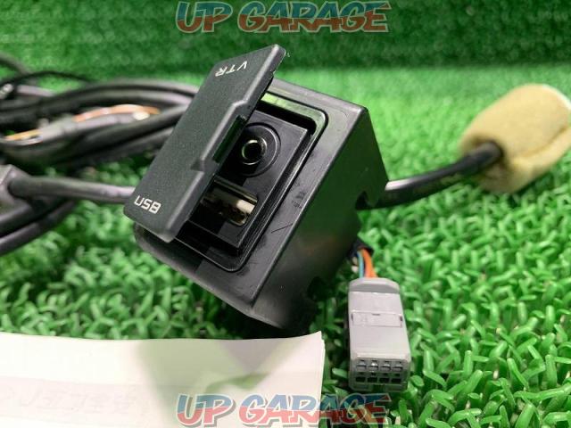 Toyota genuine ipod compatible USB/VTR adapter-04