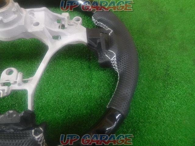 BM
Gun grip perforated leather wood combination steering wheel-05