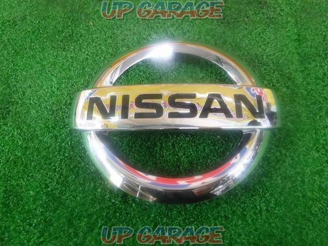 Nissan genuine
Front grille emblem-02