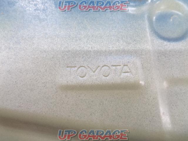 Toyota genuine
Bonnet
[Hiace / 200 system
4 Remove mold-06