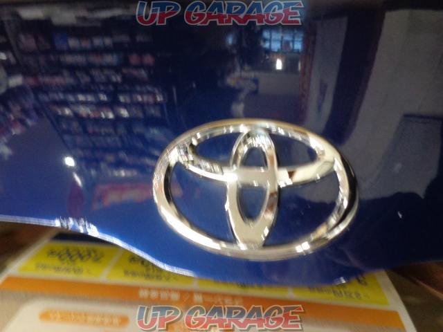 Toyota genuine
Bonnet
[Hiace / 200 system
4 Remove mold-07