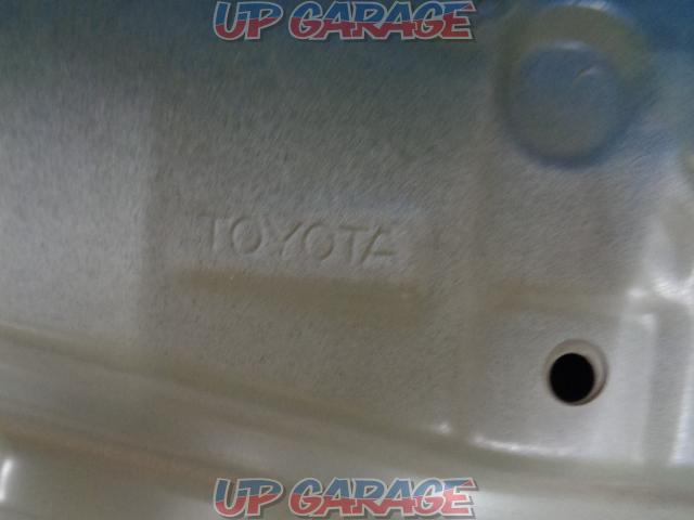 Toyota genuine
Bonnet
[Hiace / 200 system
4 Remove mold-08