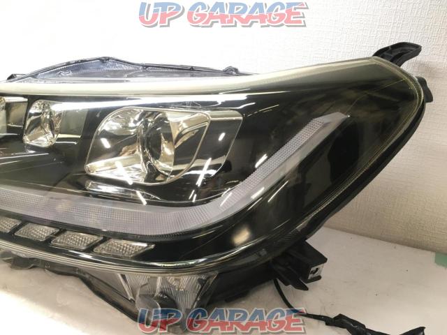 No Brand
Trinocular sequential headlight with opening motion function
130 series mark X
Late]-09