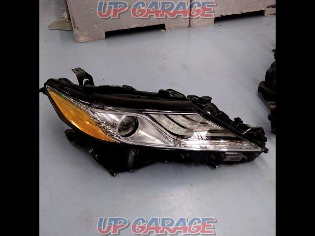 Toyota genuine 70 series Camry early model genuine LED headlights
Right and left-02