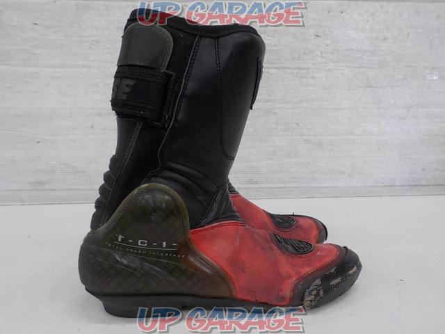 DAINESE
Racing boots
Size: 27.0-03