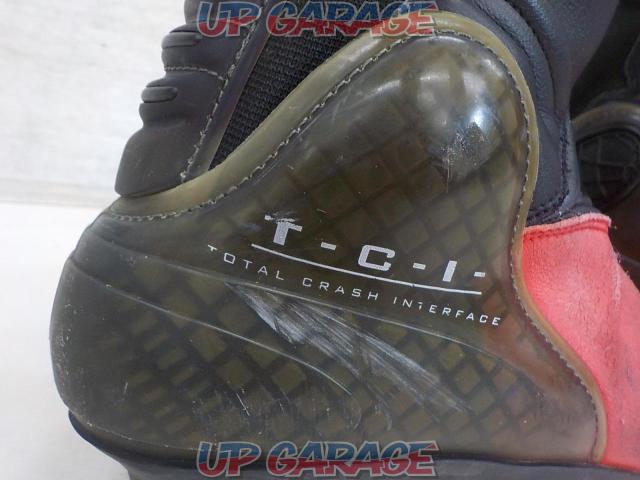 DAINESE
Racing boots
Size: 27.0-09