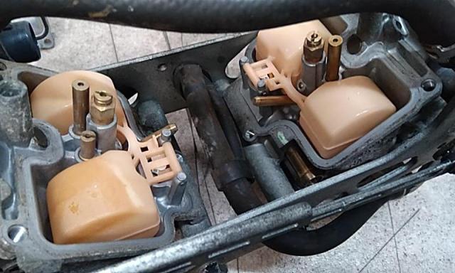 Honda
Genuine carburetor (parts removed)
VTR1000F-02