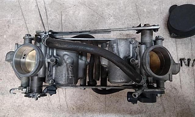 Honda
Genuine carburetor (parts removed)
VTR1000F-03