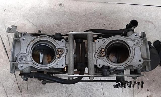 Honda
Genuine carburetor (parts removed)
VTR1000F-05