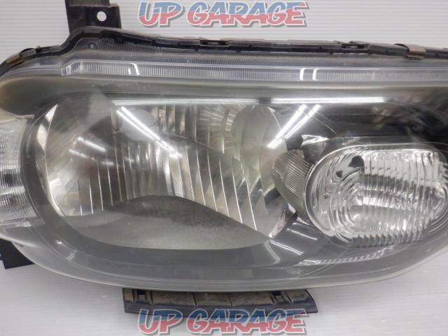 Only driver's seat side NISSAN
Genuine halogen headlights
Cube / Z12 late stage-03