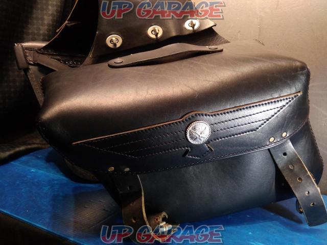 Capacity: Unknown
slant universal saddlebag-02