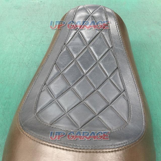 YAMAHA genuine options
Low-down cafe racer style seat
XSR125-05