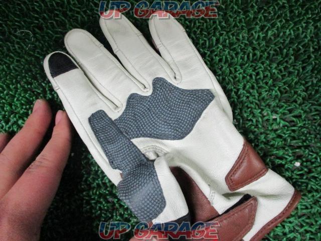 KUSHITANIK-5331
RAVEN
GLOVES
Leather Gloves
Brown color
Size: M-04