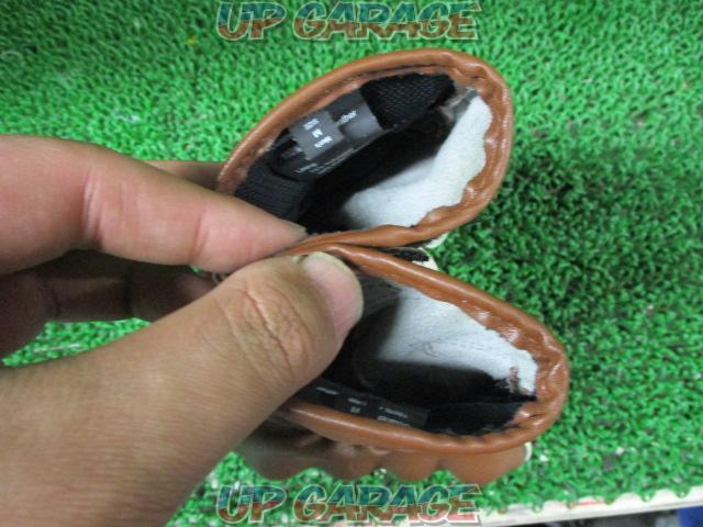 KUSHITANIK-5331
RAVEN
GLOVES
Leather Gloves
Brown color
Size: M-07