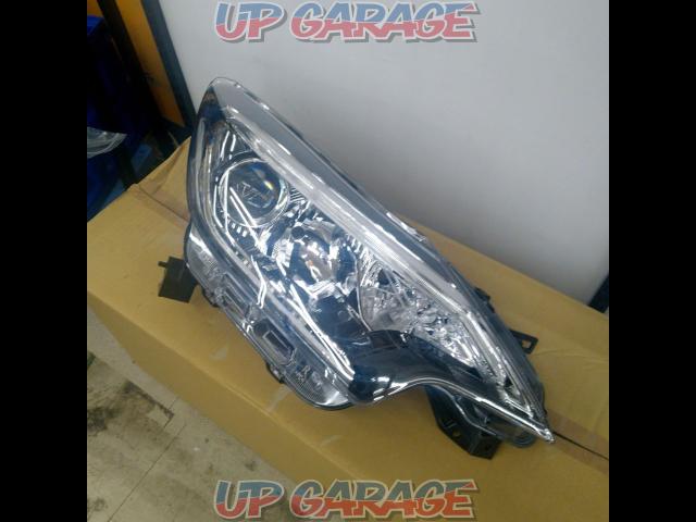 Nissan
E12 / notebook
Late model genuine LED headlights *Right side only-02