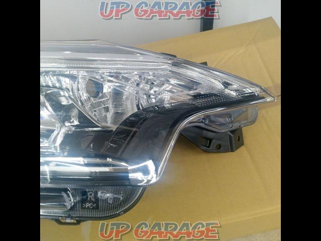 Nissan
E12 / notebook
Late model genuine LED headlights *Right side only-04