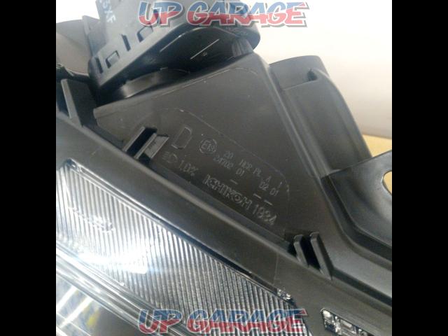 Nissan
E12 / notebook
Late model genuine LED headlights *Right side only-05