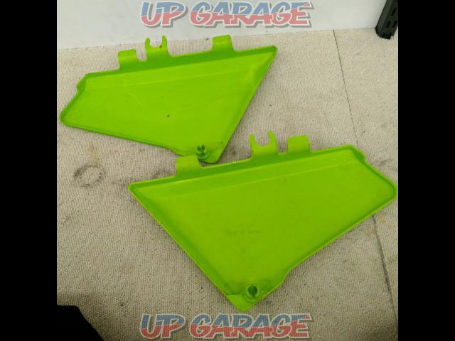 AR50 Kawasaki
Genuine side cover
Lime green/36001-1114/36001-1115 left and right set-06