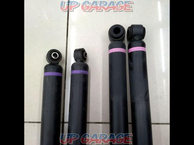 TOYOTA
We are happy to buy a set of genuine shock absorbers for the 200 series Hiace! Verbal appraisals are also available.-02