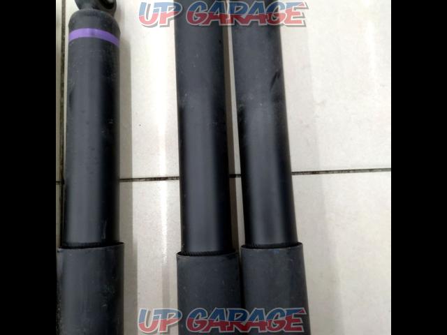 TOYOTA
We are happy to buy a set of genuine shock absorbers for the 200 series Hiace! Verbal appraisals are also available.-03