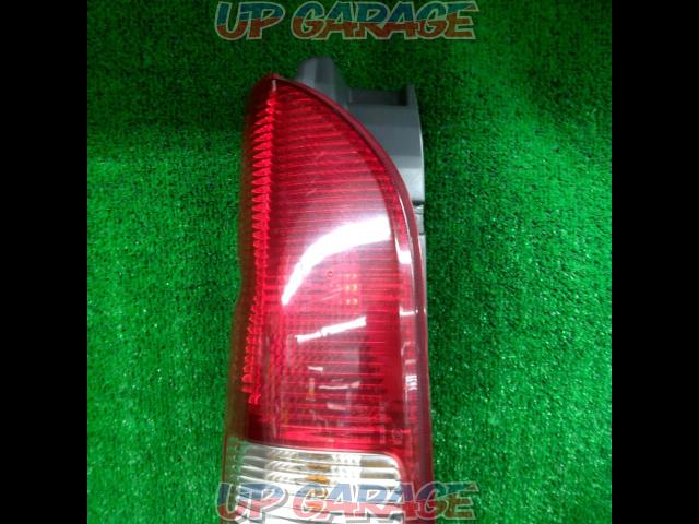 [200 series
Hiace
1-3 type TOYOTA genuine tail lens
Left side only
*Cracks in mounting area repaired-02