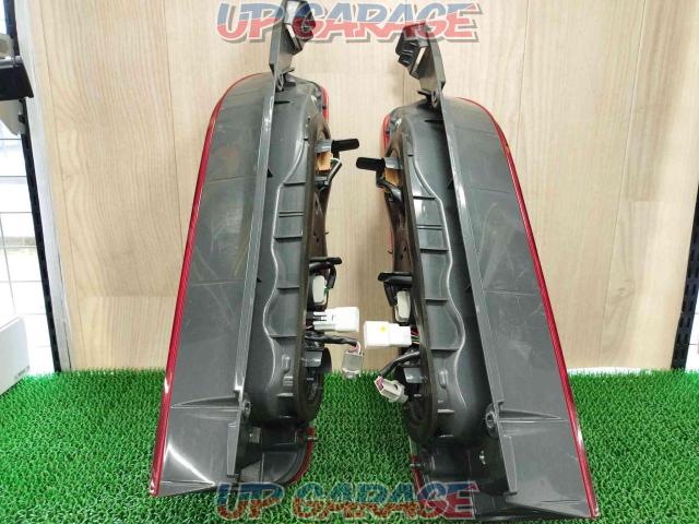 TOYOTA (Toyota)
Hiace 200
Genuine tail lens
Right and left-10