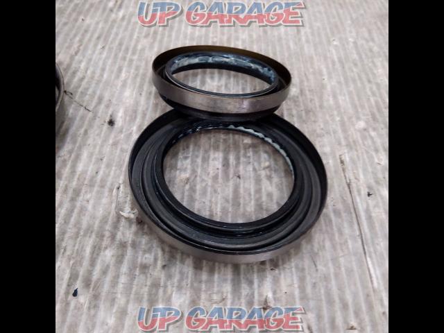 Toyota
Front wheel oil seal only
1 piece-04
