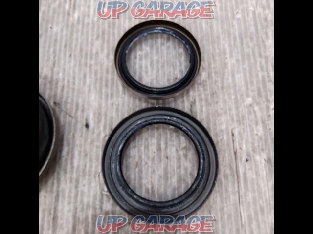 Toyota
Front wheel oil seal only
1 piece-06