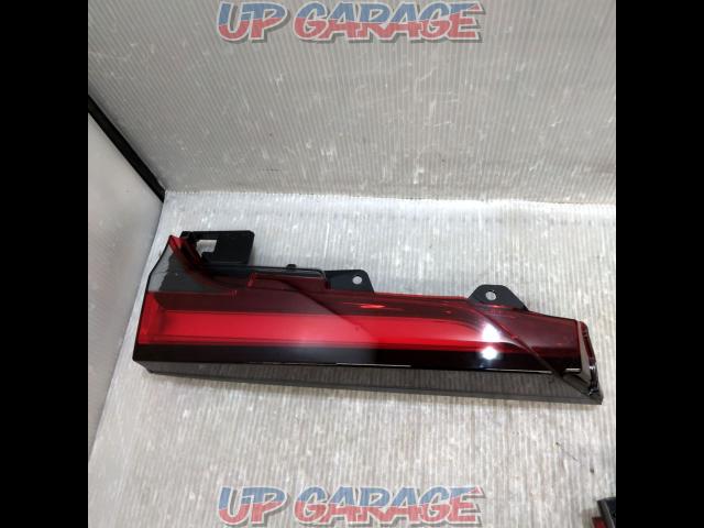 Toyota
Noah genuine tail lamp
Back gate side only-03