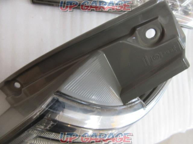 TOYOTA
Estima 50 early model genuine option clear LED tail lens (X04459)-02