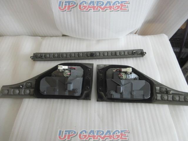 TOYOTA
Estima 50 early model genuine option clear LED tail lens (X04459)-09
