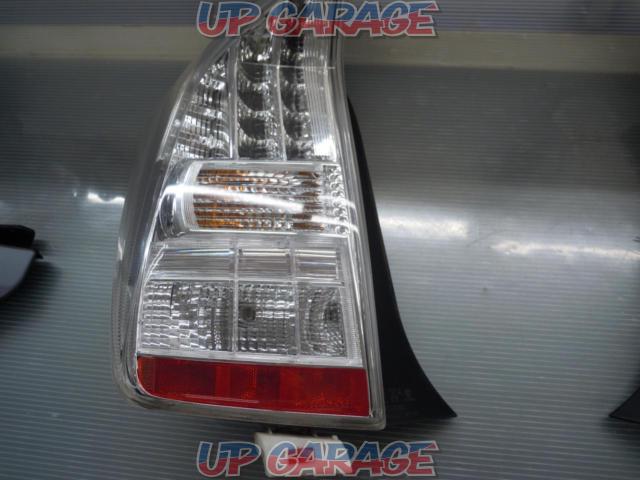 Toyota genuine
Taillights left and right set for the early 30-series Prius-09