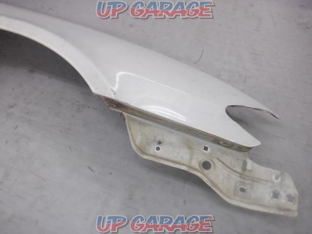 Only on the right side Nissan genuine
Front fender-02