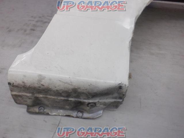 Only on the right side Nissan genuine
Front fender-04