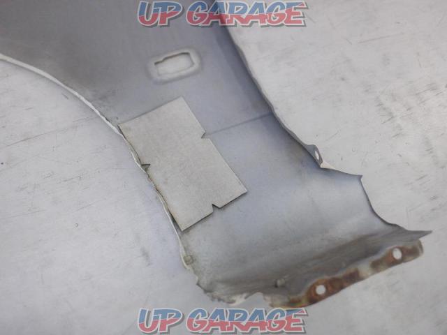 Only on the right side Nissan genuine
Front fender-07