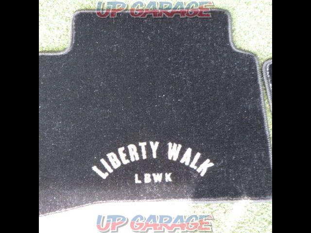 【LibertyWalk】アーチロゴフロアマット【プリウス/50系】-02