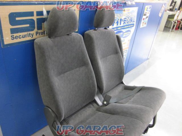 Toyota
200 series Hiace 2 type wide 10 passengers
Genuine second seat (second row seat)-03