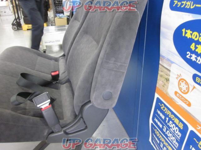 Toyota
200 series Hiace 2 type wide 10 passengers
Genuine second seat (second row seat)-06