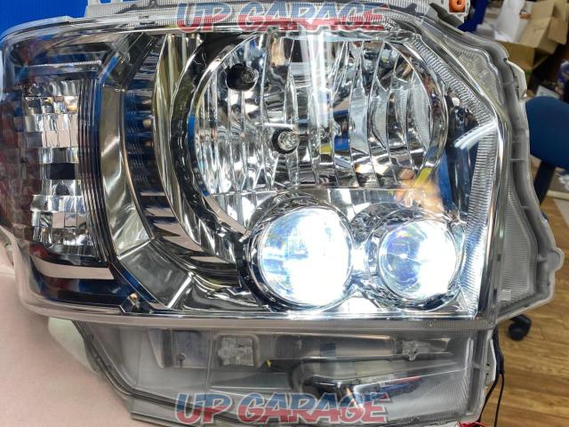 Toyota genuine 200 series Hiace 7 type genuine LED headlight
Right and left-02