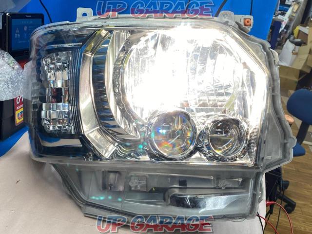 Toyota genuine 200 series Hiace 7 type genuine LED headlight
Right and left-03